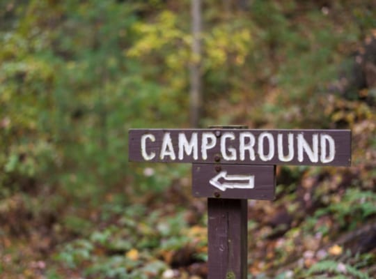 closeup-of-a-wooden-campground-sign-with-arrow-alo-RFTU6YC.jpg